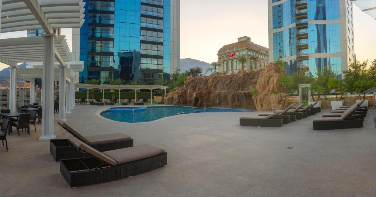 Safi Royal Luxury Metropolitan Hotell San Pedro Garza Garcia Exteriör bild The pool at the hotel