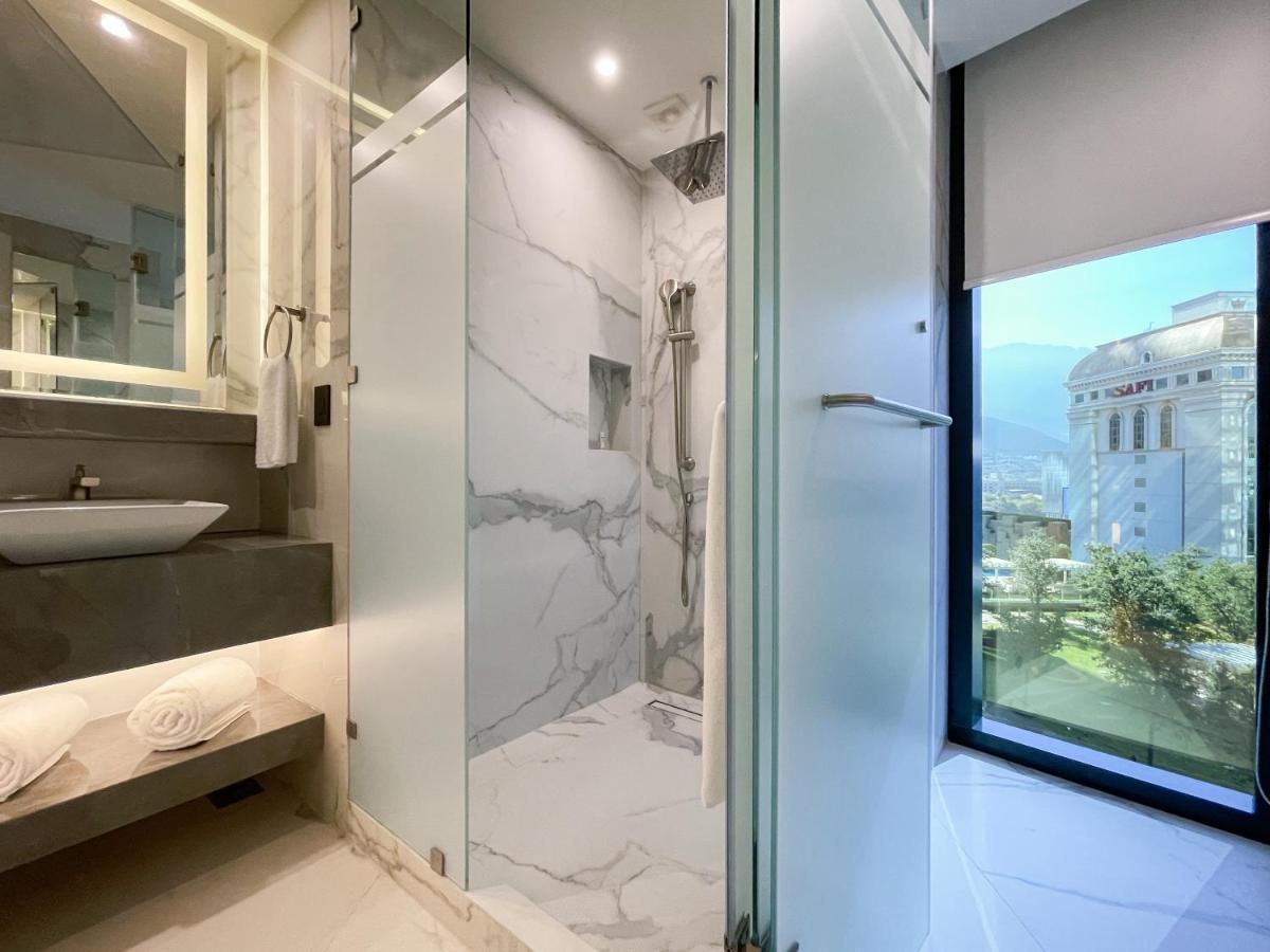 Safi Royal Luxury Metropolitan Hotell San Pedro Garza Garcia Exteriör bild A shower enclosure in a hotel bathroom