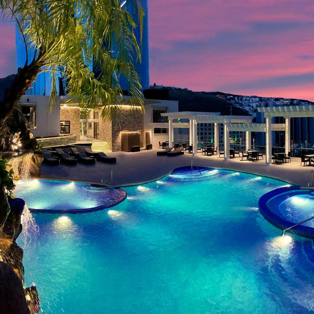 Safi Royal Luxury Metropolitan Hotell San Pedro Garza Garcia Bekvämligheter bild The swimming pool at the hotel